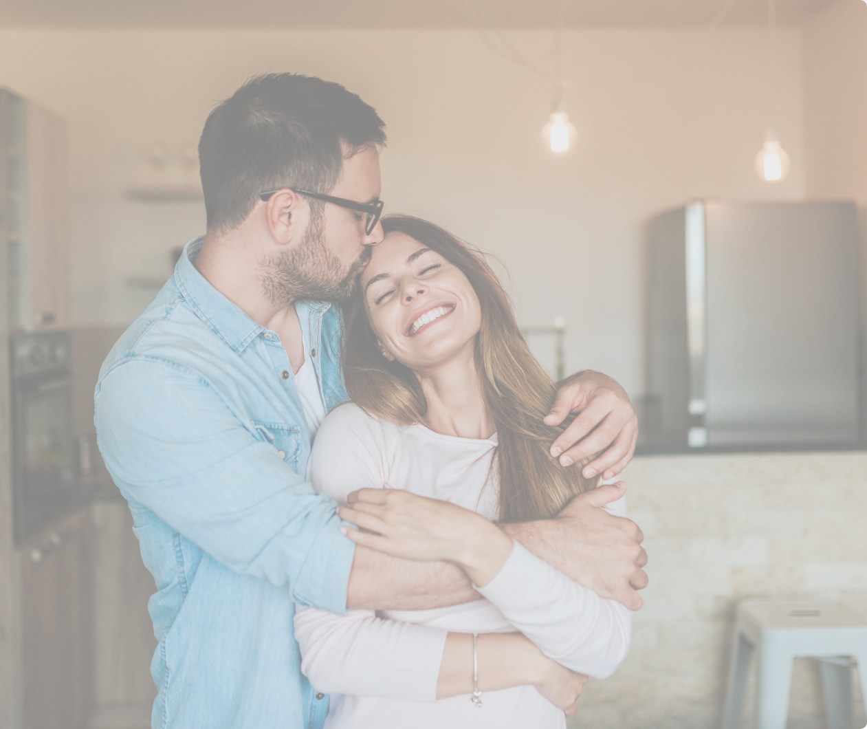 Casal jovem se abraçando felizes