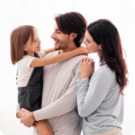 Casal feliz com a filha no colo do homem