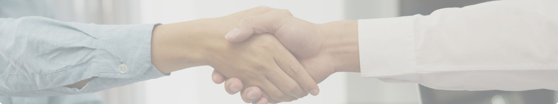 Empresarios apertando as mãos fazendo um acordo bem sucedido