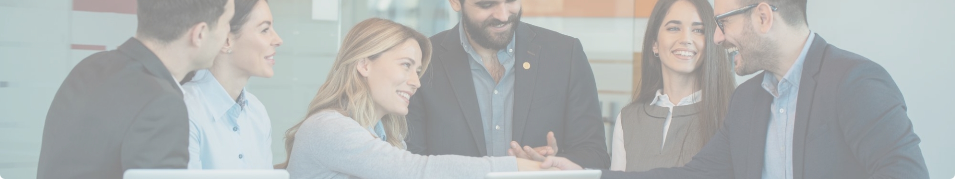 6 empresários felizes enquanto fecham negócio