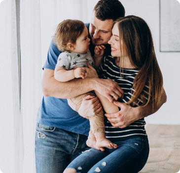 Casal feliz abraçando juntos seu filho bebê